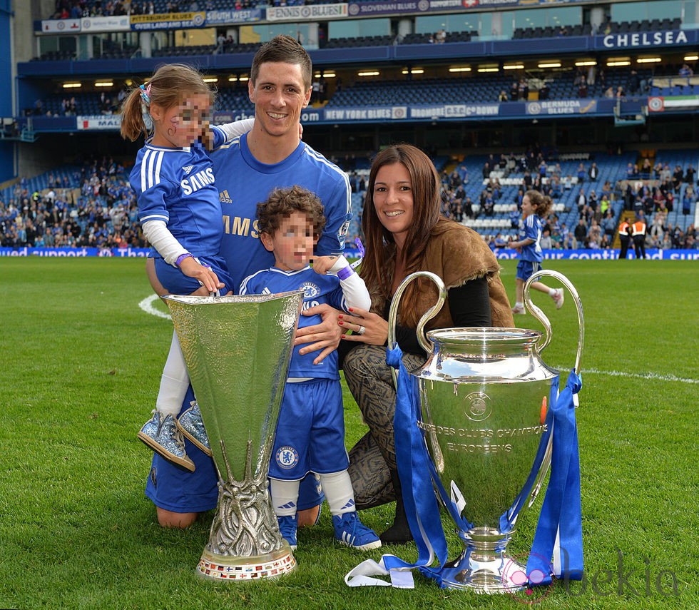 Fernando Torres celebra la victoria del Chelsea en la UEFA con Olalla Domínguez, Nora y Leo