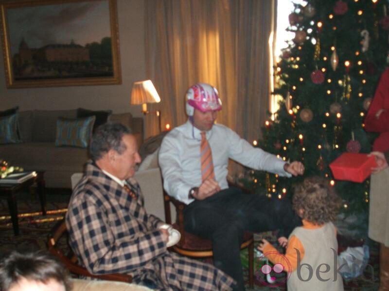 El Príncipe Felipe divierte a su sobrina Carla junto a Francisco Rocasolano