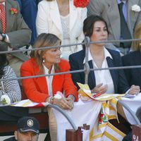Cari Lapique y Carmen Martínez-Bordiú en una corrida de toros de San Isidro 2013