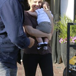 Shakira saliendo de un restaurante de Beverly Hills con Milan Piqué en brazos