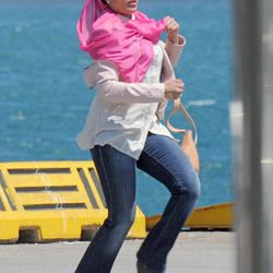 Hiba Abouk corre en la grabación de 'El Príncipe' en Ceuta