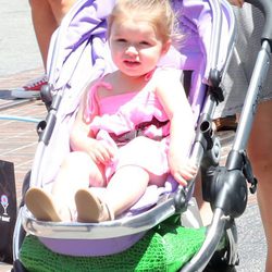 Harper Seven disfrutando de un soleado paseo por Los Ángeles