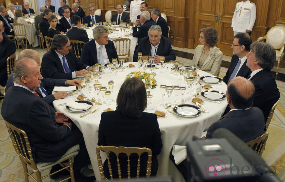 Los Reyes junto a Mariano Rajoy, Elvira Fernández Balboa y el presidente de Uruguay