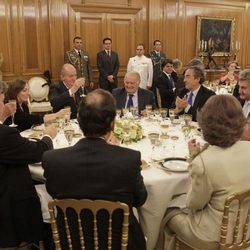 Los Reyes, el presidente del Gobierno y su esposa cenando con el presidente de Uruguay