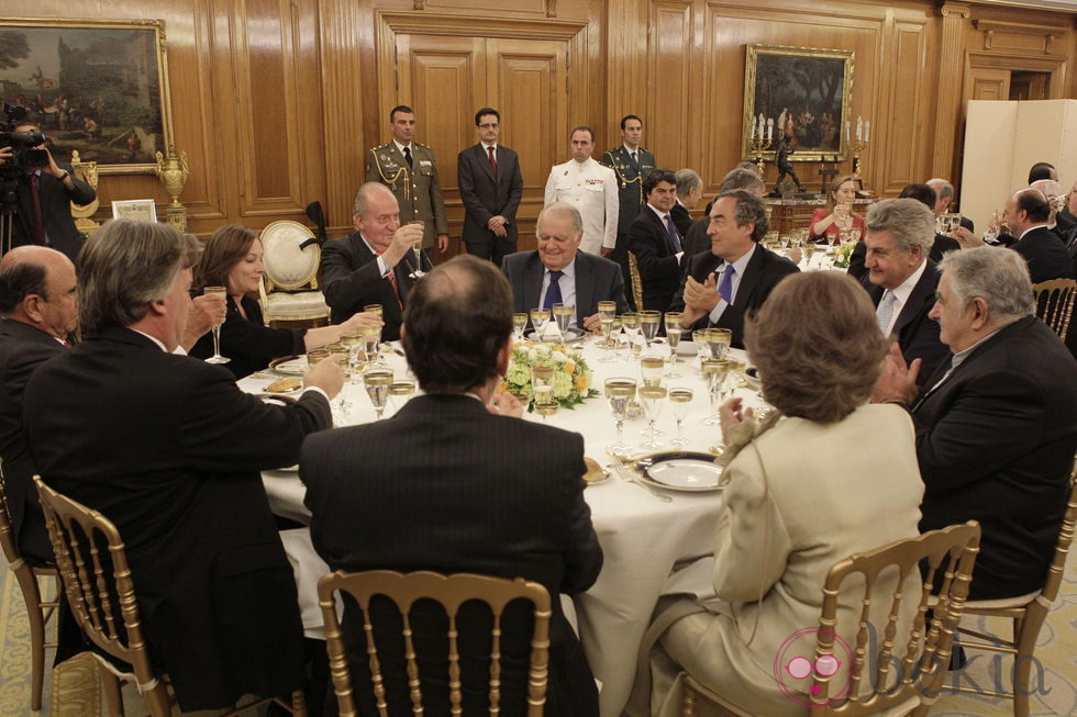 Los Reyes, el presidente del Gobierno y su esposa cenando con el presidente de Uruguay