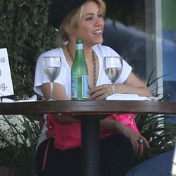 Shakira tomando una consumición en un centro comercial de Hollywood