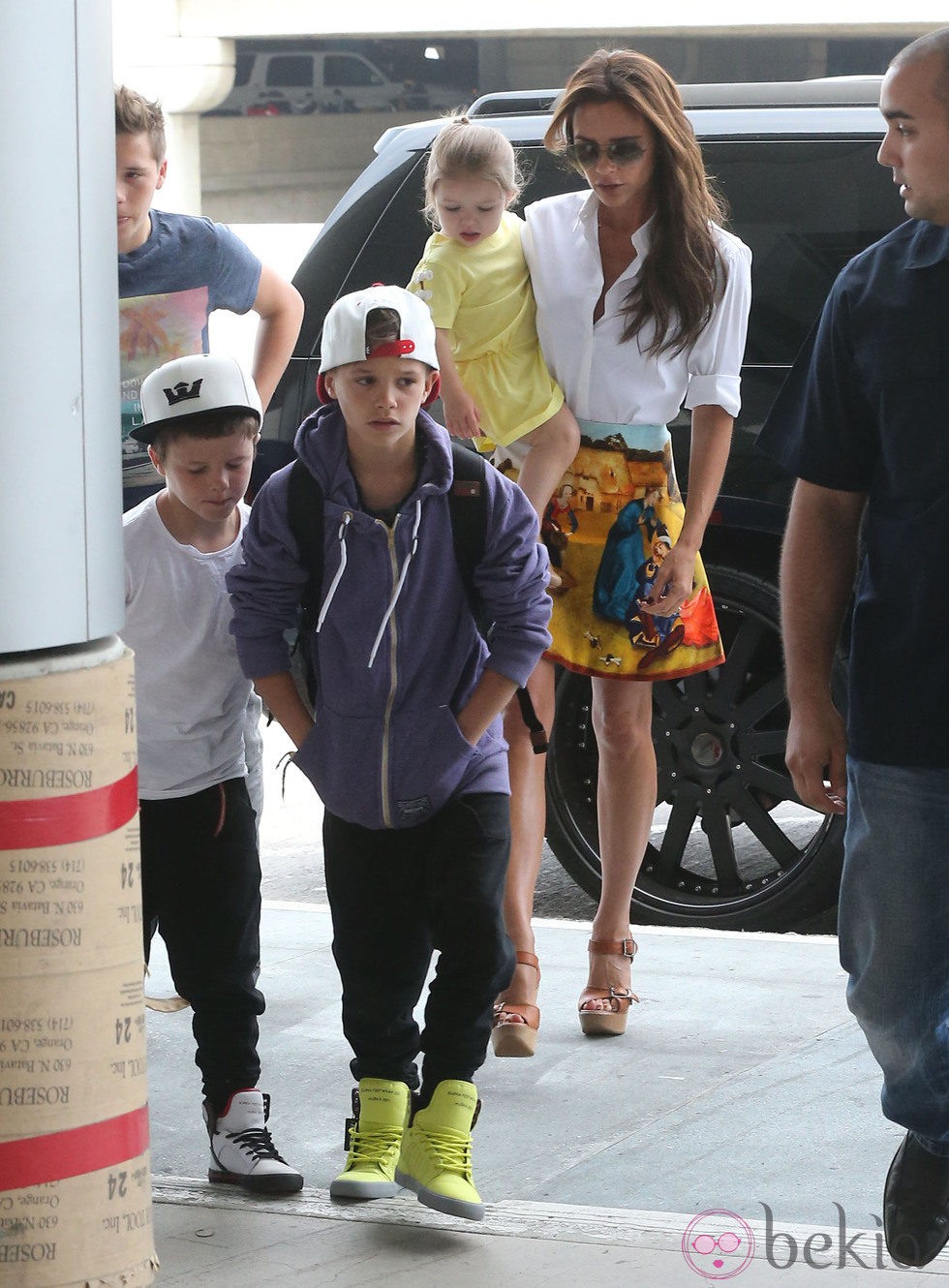 Victoria Beckham con sus cuatro hijos en el aeropuerto de Los Angeles