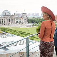 Guillermo Alejandro y Máxima de Holanda con Angela Merkel en Berlín