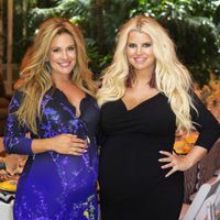 CaCee Cobbs celebrando su baby shower con Jessica Simpson 