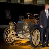 Guillermo Alejandro y Máxima de Holanda en el museo Mercedes Benz en Stuttgart