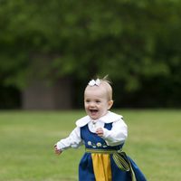 La Princesa Estela con el traje tradicional en el Día Nacional de Suecia 2013