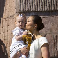 La Princesa Victoria besa a su hija Estela en el Día Nacional de Suecia 2013