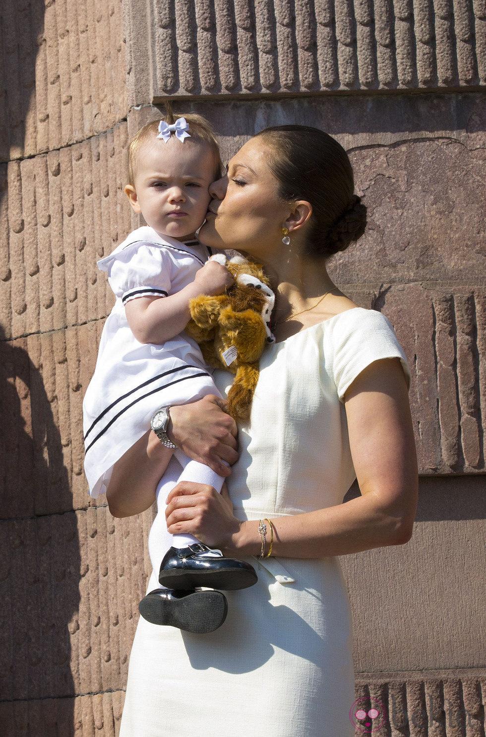 La Princesa Victoria besa a su hija Estela en el Día Nacional de Suecia 2013