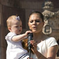 La Princesa Estela juega con el micrófono junto a la Princesa Victoria en el Día Nacional de Suecia 2013