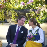 Magdalena de Suecia y Chris O'Neill se dedican una tierna mirada en el Día Nacional de Suecia 2013