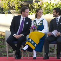 Chris O'Neill y la Princesa Magdalena charlan con el Príncipe Carlos Felipe en el Día Nacional de Suecia 2013