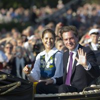 Magdalena de Suecia y Chris O'Neill saludan en el Día Nacional de Suecia 2013