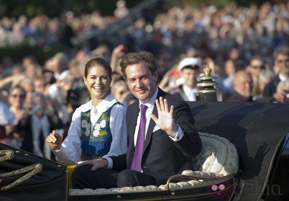 Magdalena de Suecia y Chris O'Neill saludan en el Día Nacional de Suecia 2013