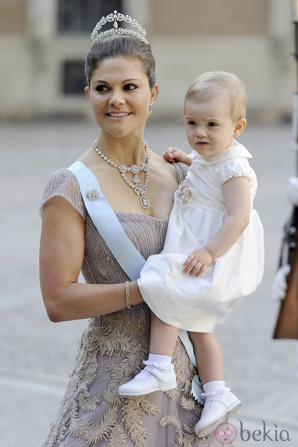 La Princesa Victoria de Suecia con su hija Estela llegando a la boda de Magdalena de Suecia y Chris O'Neill