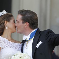 Chris O'Neill muestra su anillo de casado mientras besa a la Princesa Magdalena de Suecia