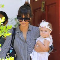 Kourtney Kardashian con su hija Penélope luciendo un tocado de plumas