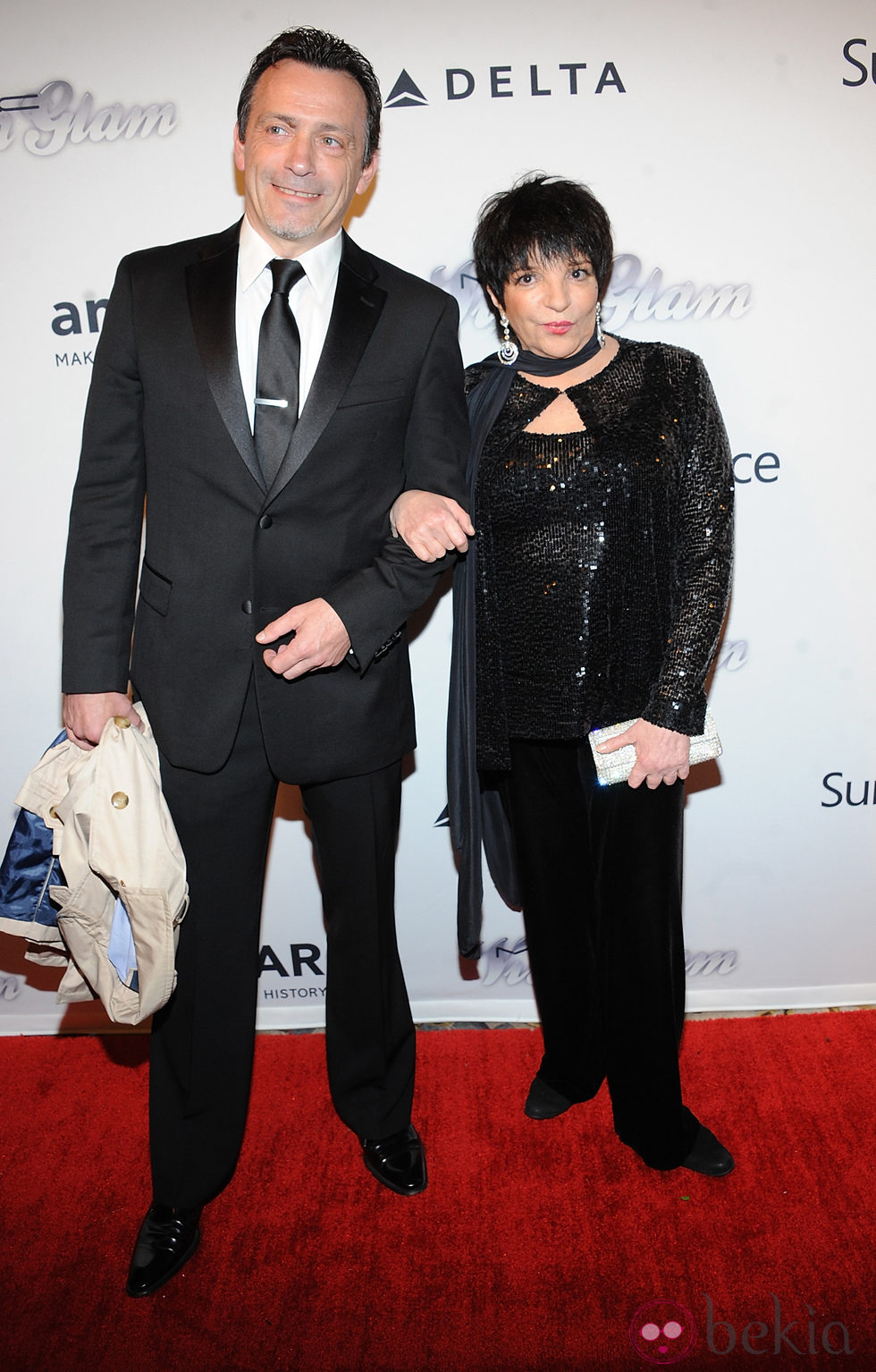 Liza Minnelli acompañada en la gala amfAR 2013 de Nueva York