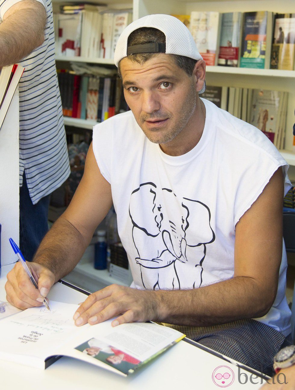 Frank Cuesta firmando ejemplares de su libro en la Feria del Libro de Madrid 2013