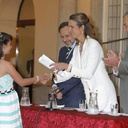 La Infanta Elena entregando los premios del Concurso de Pintura Infantil y Juvenil de Patrimonio Nacional