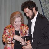 Álex Gadea entrega un premio a Nuria Espert en los premios de La Casa del Actor 2013