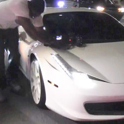 Momento en el que Justin Bieber golpea a un fotógrafo con su coche