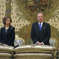 Los Reyes en la misa conmemorativa del centenario del nacimiento del Conde de Barcelona