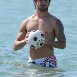 Alexandre Pato presume de torso desnudo con una pelota en el mar