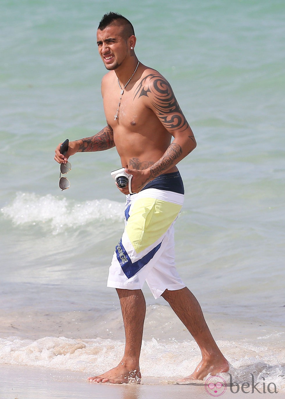 Arturo Vidal se refresca en las playas de Miami