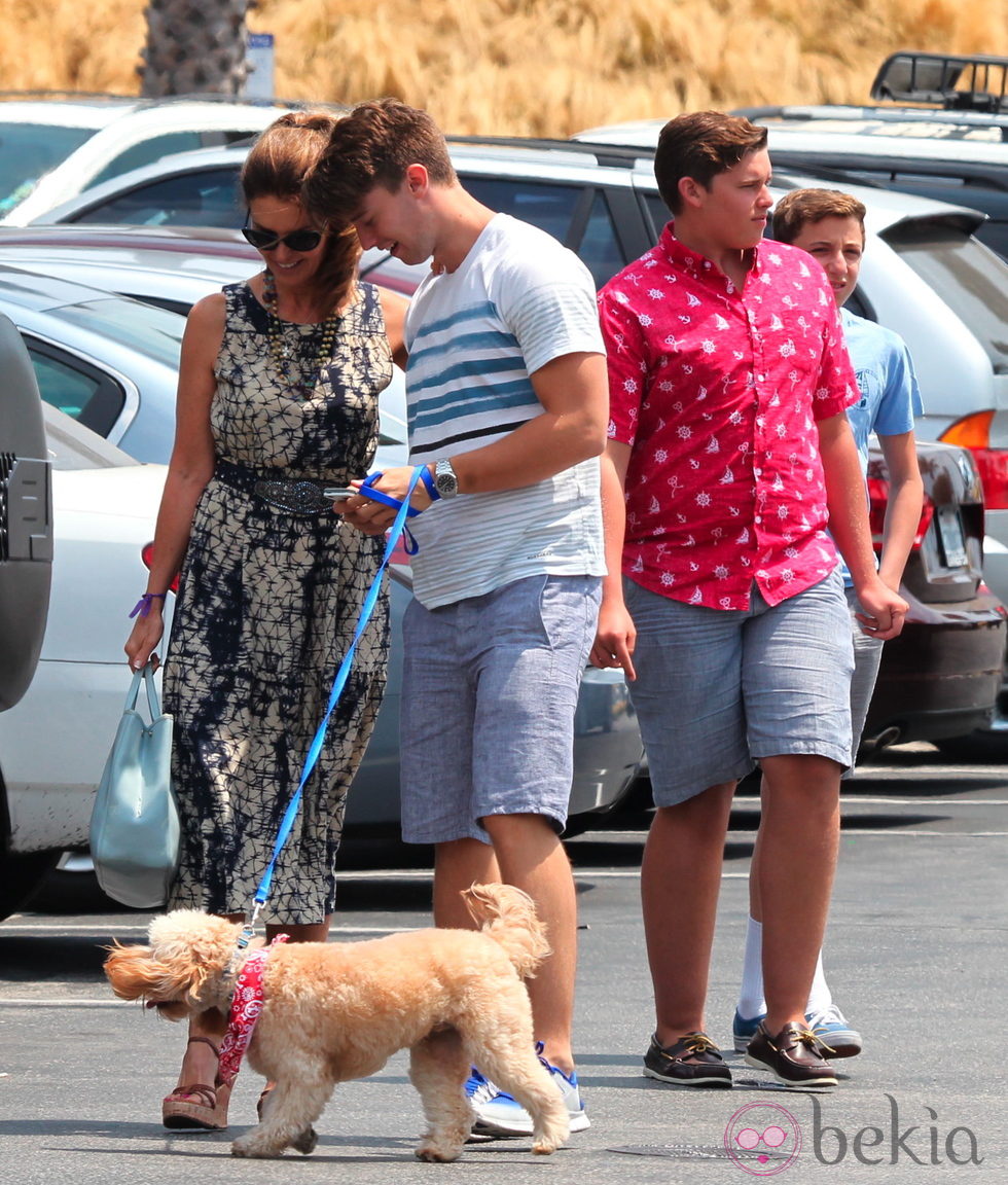 Maria Shriver pasea junto con Patrick y Christopher Schwarzenegger en Malibú