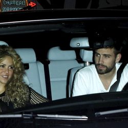 Gerard Piqué y Shakira a la salida de un restaurante en Los Angeles
