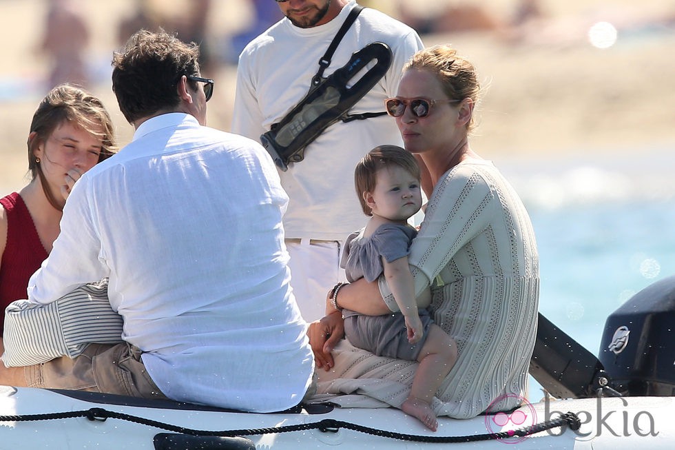 Uma Thurman hablando con su novio Arpad Bosson en una lancha en las playas de Saint Tropez