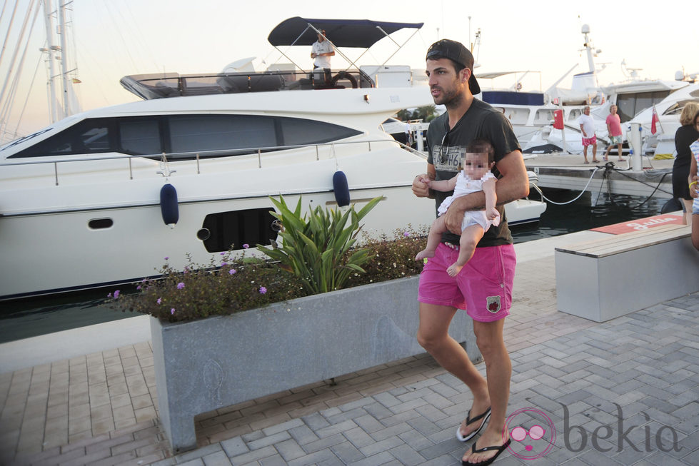 Cesc Fábregas con su hija Lia en el puerto de Ibiza