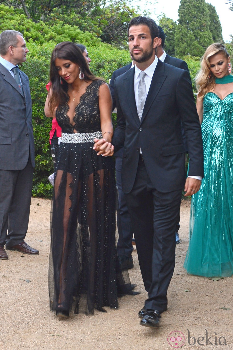 Cesc Fábregas y Daniella Semaan en la boda de Xavi Hernández y Nuria Cunillera
