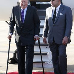 Mohamed VI recibe al Rey Juan Carlos a su llegada al aeropuerto de Rabat