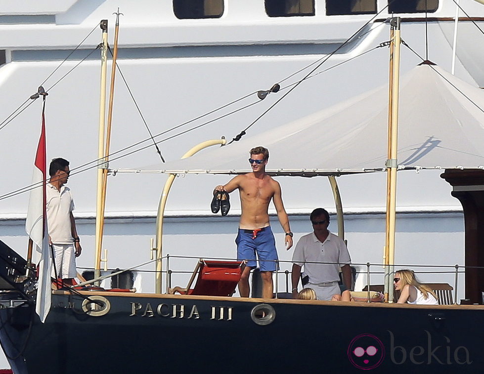 Pierre Casiraghi en bañador en un yate en Mónaco