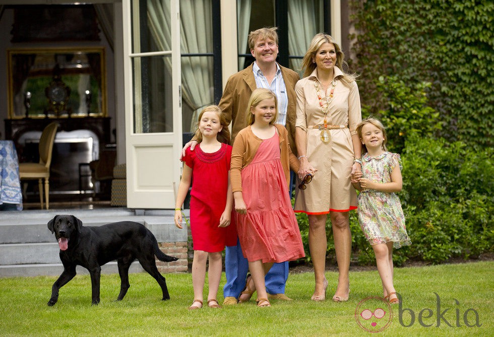 Guillermo Alejandro y Máxima de Holanda posan con sus hijas en su retrato estival