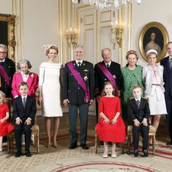 Primer retrato oficial de la Familia Real Belga tras la coronación del Rey Felipe