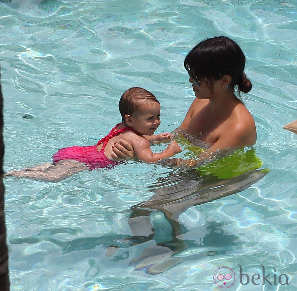 Kourtney Kardashian juega con su hija Penelope Disick en una piscina de Miami