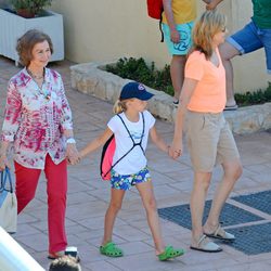 La Reina Sofía, Irene Urdangarín y la Infanta Cristina en el club náutico de Cala Nova en Mallorca