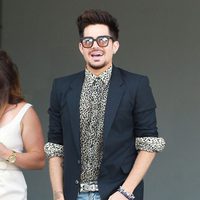 Adam Lambert a su llegada al baby shower de la cantante Fergie