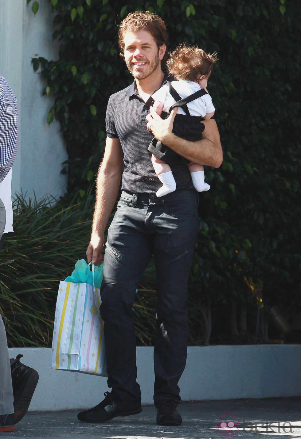 Perez Hilton a su llegada al baby shower de la cantante Fergie