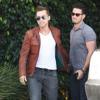 Lance Bass y su novio Michael Turchin a su llegada al baby shower de la cantante Fergie