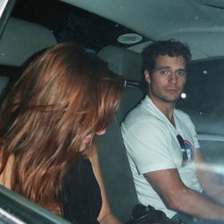 Henry Cavill es pillado en el coche con una chica