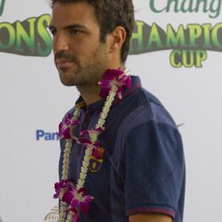 Cesc Fábregas con un collar de flores a su llegada a Tailandia