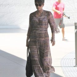 Halle Berry dirigiéndose al Comité Judicial de la Asamblea de California